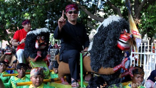 Momen Ridwan Kamil Kampanyekan Jokowi-Amin Bersama Seniman