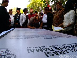 Pelepasan Merpati Iringi Deklarasi Kampanye Damai di Surabaya