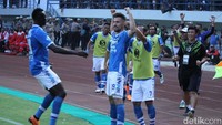 Babak kedua berjalan lebih sengit lagi. Persib mampu unggul 2-1 lewat gol penalti Jonathan Bauman Bauman di menit ke-60.