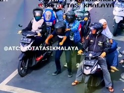 Sudah Pakai Helm, Eh Dua Orang Ini Malah Lupa Bawa Motornya