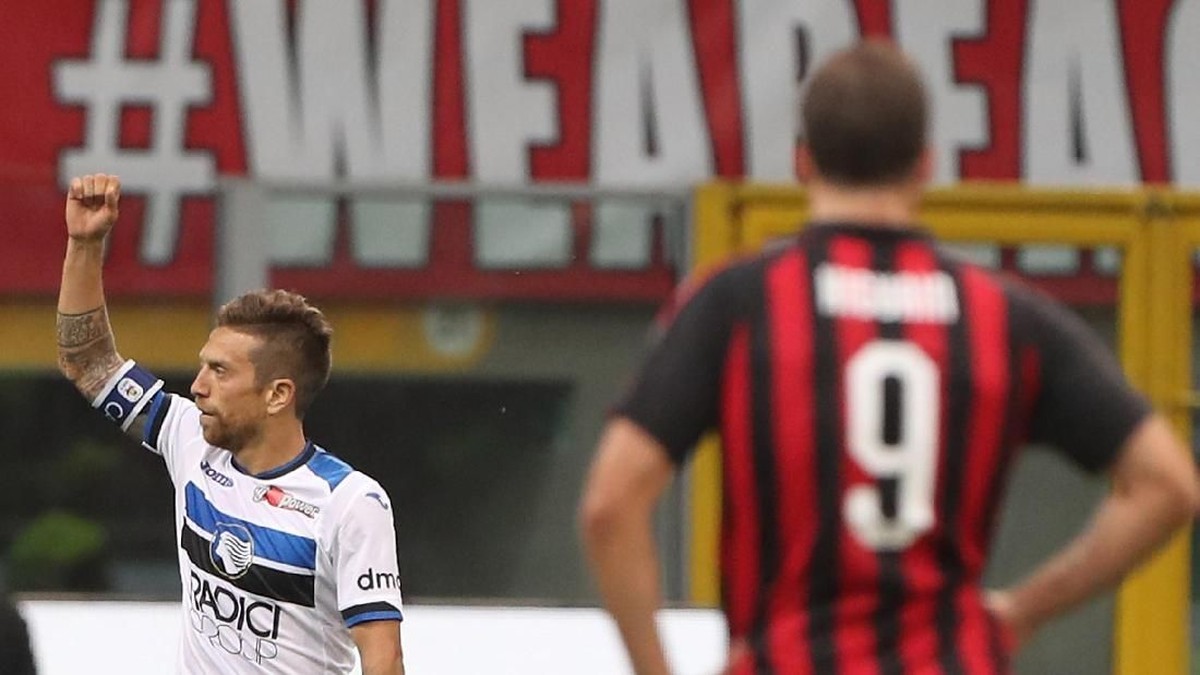 AC Milan saat bertemu Atalanta di San Siro awal musim ini (Marco Luzzani/Getty Images)
