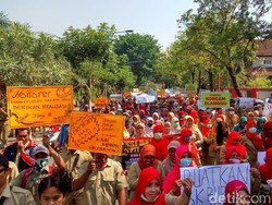 Digaji Rp 300 Ribu/Bulan, Pegawai Honorer di Mojokerto Demo