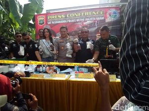 Polisi Gerebek Pabrik Produksi Ribuan Pil Ekstasi di Cibinong