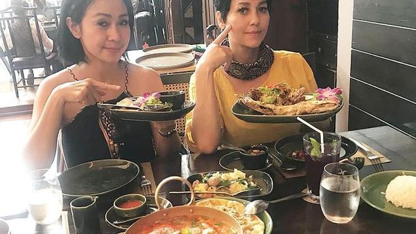 10 Foto Ini Bukti Kalau Meriam Bellina Doyan Makan!