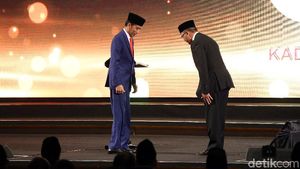 Momen Ketum Kadin Membungkuk dan Beri Penghargaan ke Jokowi