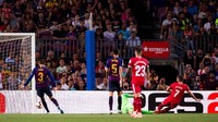 Kalah jumlah pemain, Barcelona kebobolan di menit ke-45 lewat tendangan Christian Stuani. (Foto: Alex Caparros/Getty Images)