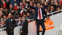 Unai Emery memberikan pengarahan kepada para pemain Arsenal. Reuters/John Sibley.