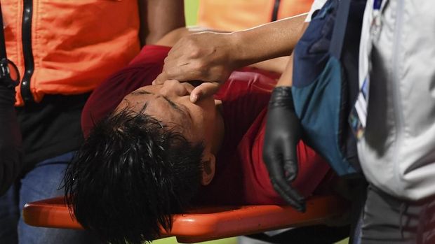Feby Eka Putra harus ditandu keluar lapangan karena cedera.