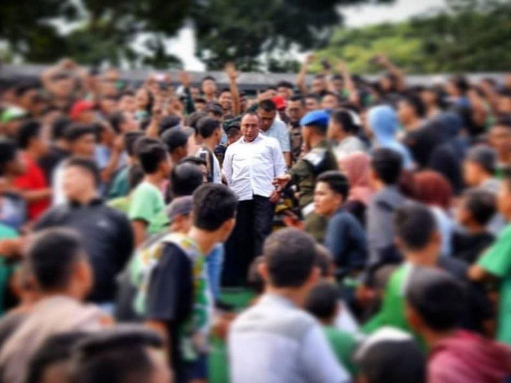 Viral Gubernur Sumut Edy Rahmayadi Tampar Suporter PSMS Viral Gubernur Sumut Edy Rahmayadi Tampar Suporter PSMS