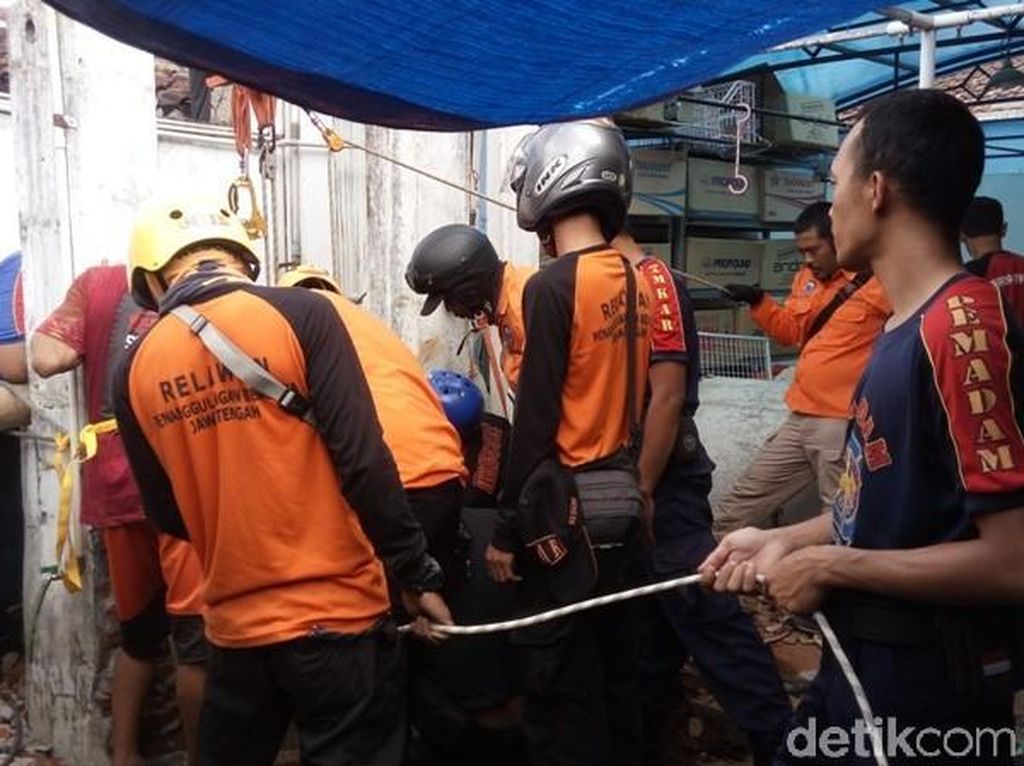 Seorang Pekerja Tewas Saat Kuras Sumur di Ambarawa Seorang Pekerja Tewas Saat Kuras Sumur di Ambarawa