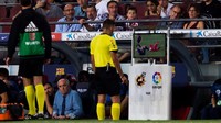 Tapi dominasi Barcelona terganggu setelah kartu merah Clement Lenglet. Bek Barcelona itu diusir wasit karena dianggap menyikut pemain Girona. Wasit lebih dulu mengecek insiden itu lewat Video Assistant Referee (VAR) sebelum mengacungkan kartu merah. (Foto: Alex Caparros/Getty Images)