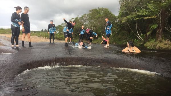 Potret Sungai Jacuzzi Alami di Kolombia