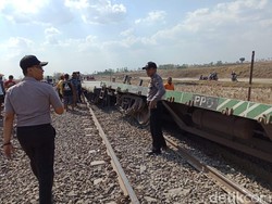 Penampakan KA Barang yang Tergelincir dan Terguling di Grobogan