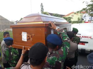 Jenazah Adik Ipar Jokowi Tiba di Rumah Duka