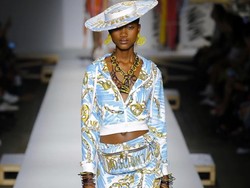 Dulu Guru TK, Wanita Berkulit Hitam Ini Sukses Alih Profesi Jadi Model