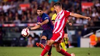Barcelona bahkan terus menyerang. Sepakan Luis Suarez cuma melesat ke atas mistar gawang. Suarez mendapatkan banyak peluang di laga ini, tapi tak mampu memaksimalkannya. (Foto: Alex Caparros/Getty Images)