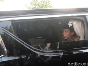 Jokowi Antar Jenazah Adik Ipar ke Peristirahatan Terakhir