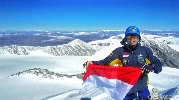 Foto: 2 Mahasiswa Indonesia di Puncak Tertinggi Mongolia