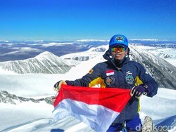 2 Mahasiswa UMS Sukses Capai Puncak Khuiten Mongolia