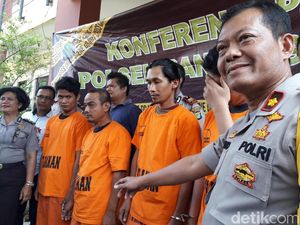Pungli Sopir Truk di Bantargebang, 4 Orang Ditangkap Polisi Pungli Sopir Truk di Bantargebang, 4 Orang Ditangkap Polisi