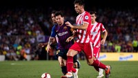 Barcelona sempat protes keras ketika Messi terjatuh di dalam kotak penalti dalam duel dengan bek Girona. Barcelona menilai itu pelanggaran yang jelas, tapi wasit tak menggubris. Laga pun berakhir imbang 2-2. (Foto: Alex Caparros/Getty Images)