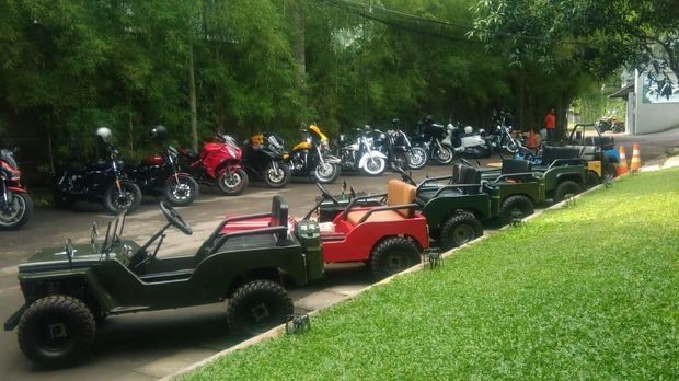 Deretan mini Jip dijual mulai Rp40 jutaan sampai Rp80 jutaan.