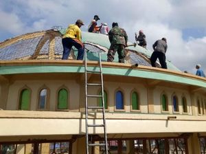 TNI Bantu Bersihkan Puing Masjid yang Rusak Akibat Gempa di Lombok