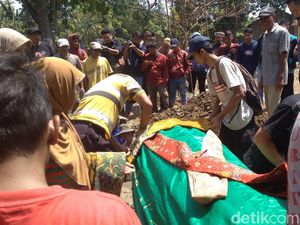 Suasana Haru Iringi Pemakaman Suporter Persija di Indramayu