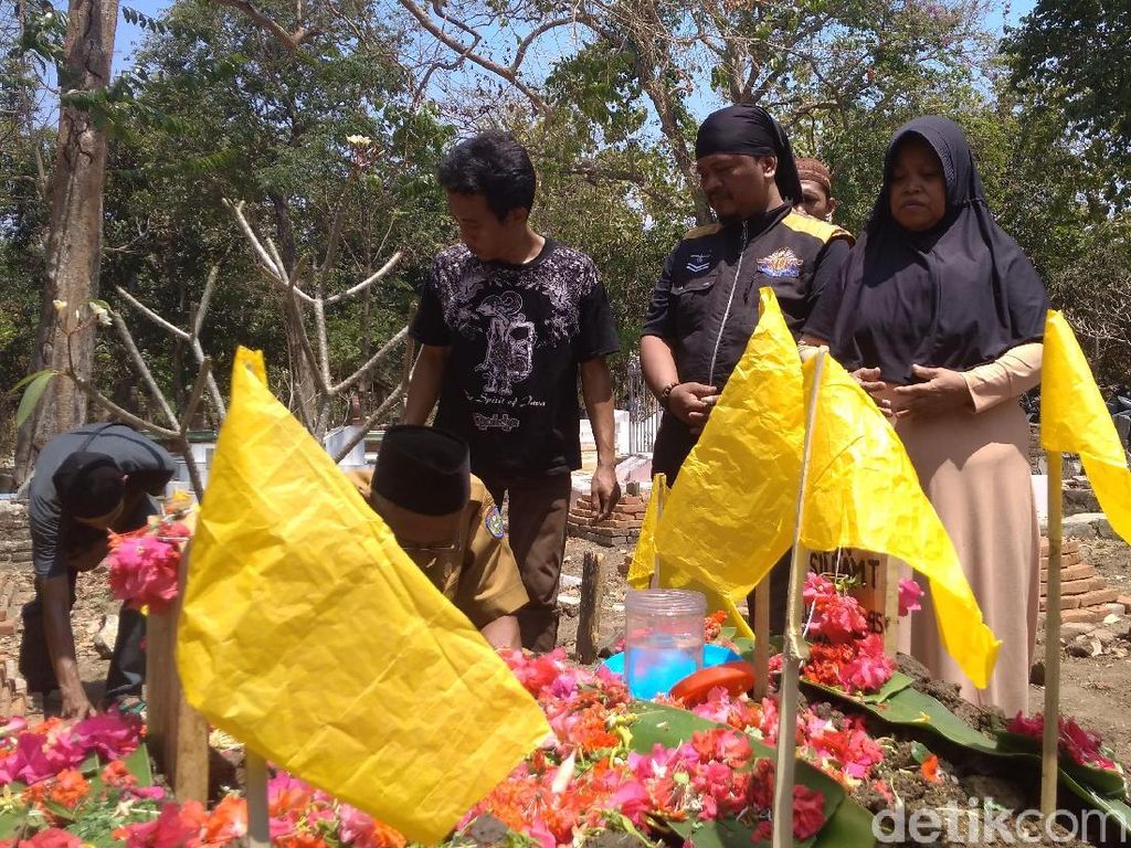Duka Mendalam Keluarga Haringga Sirila, Suporter Tewas di GBLA Duka Mendalam Keluarga Haringga Sirila, Suporter Tewas di GBLA