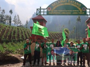 Gaet Pemilih Milenial, Kader PPP Kibarkan Bendera Partai di Semeru