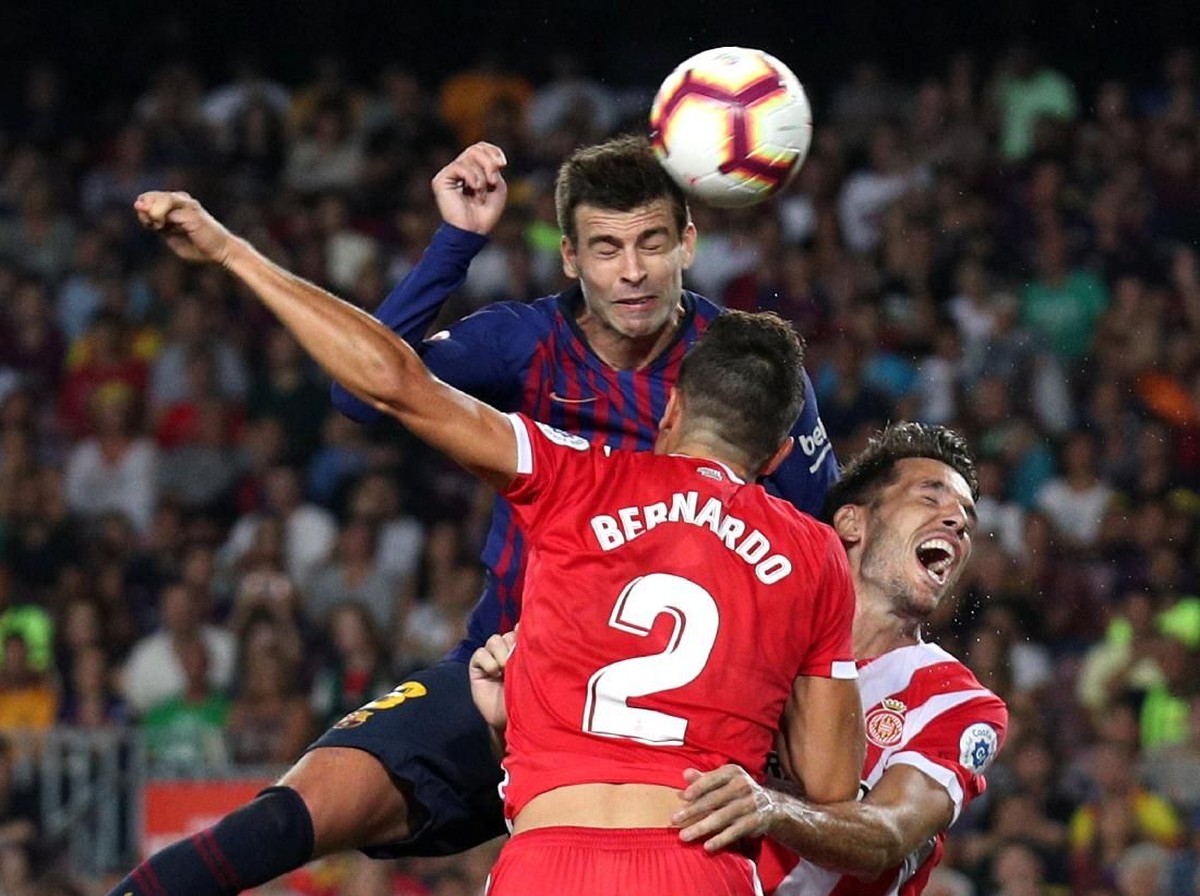Gerard Pique mencetak gol yang menghindarkan Barcelona dari kekalahan saat menjamu Girona (REUTERS/Albert Gea)