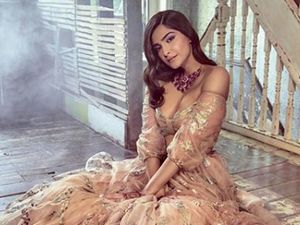 Pesona Si Seksi Sonam Kapoor, Bintang Mahal dari Bollywood