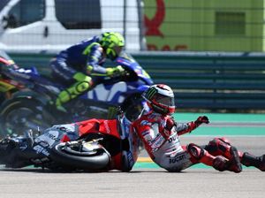 Cedera Patah Tulang, Lorenzo Bisa Membalap di MotoGP Thailand? Cedera Patah Tulang, Lorenzo Bisa Membalap di MotoGP Thailand?