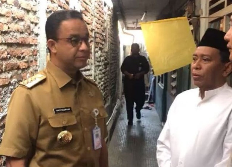 Anies Sambangi Rumah Suporter Persija yang Tewas Anies Sambangi Rumah Suporter Persija yang Tewas