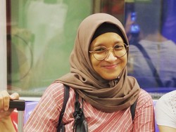 Jarang Tampil, Ini Gaya Istri Duta Sheila on 7 yang Berhijab