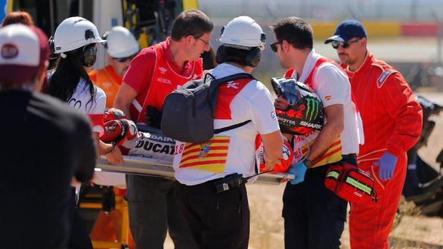 Jorge Lorenzo mengalami cedera kaki kanan usai kecelakaan di MotoGP Aragon 2018.
