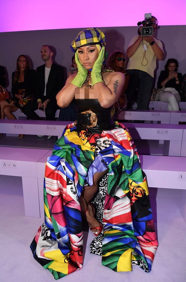 Pakaian Nyeleneh Nicki Minaj Nonton Fashion Show Pakai Topi Dan Pakaian Nyeleneh Nicki Minaj Nonton Fashion Show Pakai Topi Dan