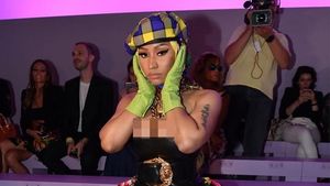 Pakaian Nyeleneh Nicki Minaj Nonton Fashion Show, Pakai Topi dan Kerudung