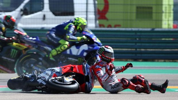 Jorge Lorenzo mengalami kecelakaan di tikungan pertama pada lap awal di MotoGP Aragon. (