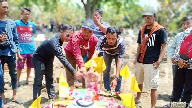 Pemakaman Haringga Sirla, suporter yang tewas di Stadion GBLA. 