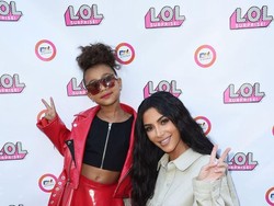 Kim Kardashian Dihujat Pakaikan Lipstik Hitam ke North West