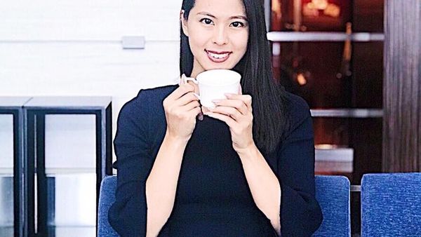 Seru dan Elegan Gaya Makan Miss Jepang Momoko Abe