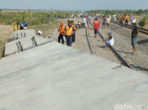 KA Barang Tergelincir di Grobogan, 8 Gerbong Terjungkal