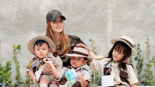 7 Gaya Kece Nia Ramadhani bersama Anak-anaknya