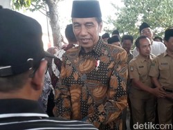 Berbatik dan Berpeci Hitam, Jokowi Melayat Adik Iparnya di Solo