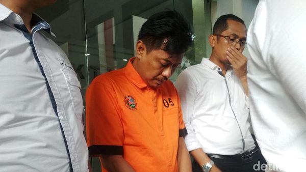 Penampakan Mudy Taylor di Polda, Menangis dan Tertunduk Malu