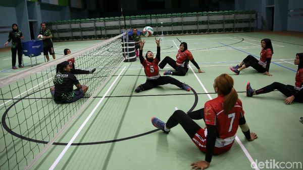 Melihat Timnas Voli Duduk Berlatih