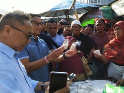 Blusukan ke Pasar di Semarang, Sandiaga Kaget Ada Tempe Sachet