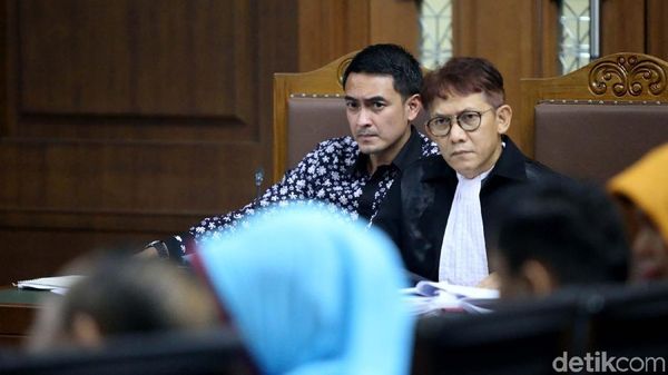 Gaya Zumi Zola Dengarkan Keterangan Saksi di Pengadilan Tipikor