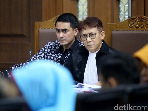 Gaya Zumi Zola Dengarkan Keterangan Saksi di Pengadilan Tipikor